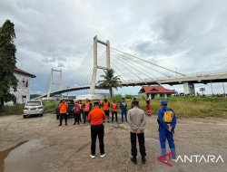 Tim SAR Kerahkan 10 Penyelam Cari Pria yang Lompat di Jembatan Teluk Kendari
