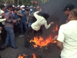 Demo Tolak Perpanjangan Masa Jabatan Zamrun Firihu sebagai Rektor UHO Ricuh