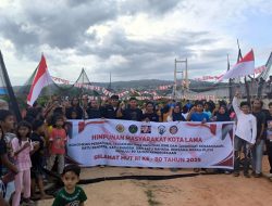 Masyarakat Kota Lama di Kendari Bagi-bagi Ratusan Bendera Merah Putih Gratis
