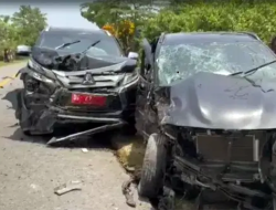 Mobil Pejabat Pemprov Ringsek Usai Ditabrak Truk Tangki BBM di Buton, Sopir Kritis